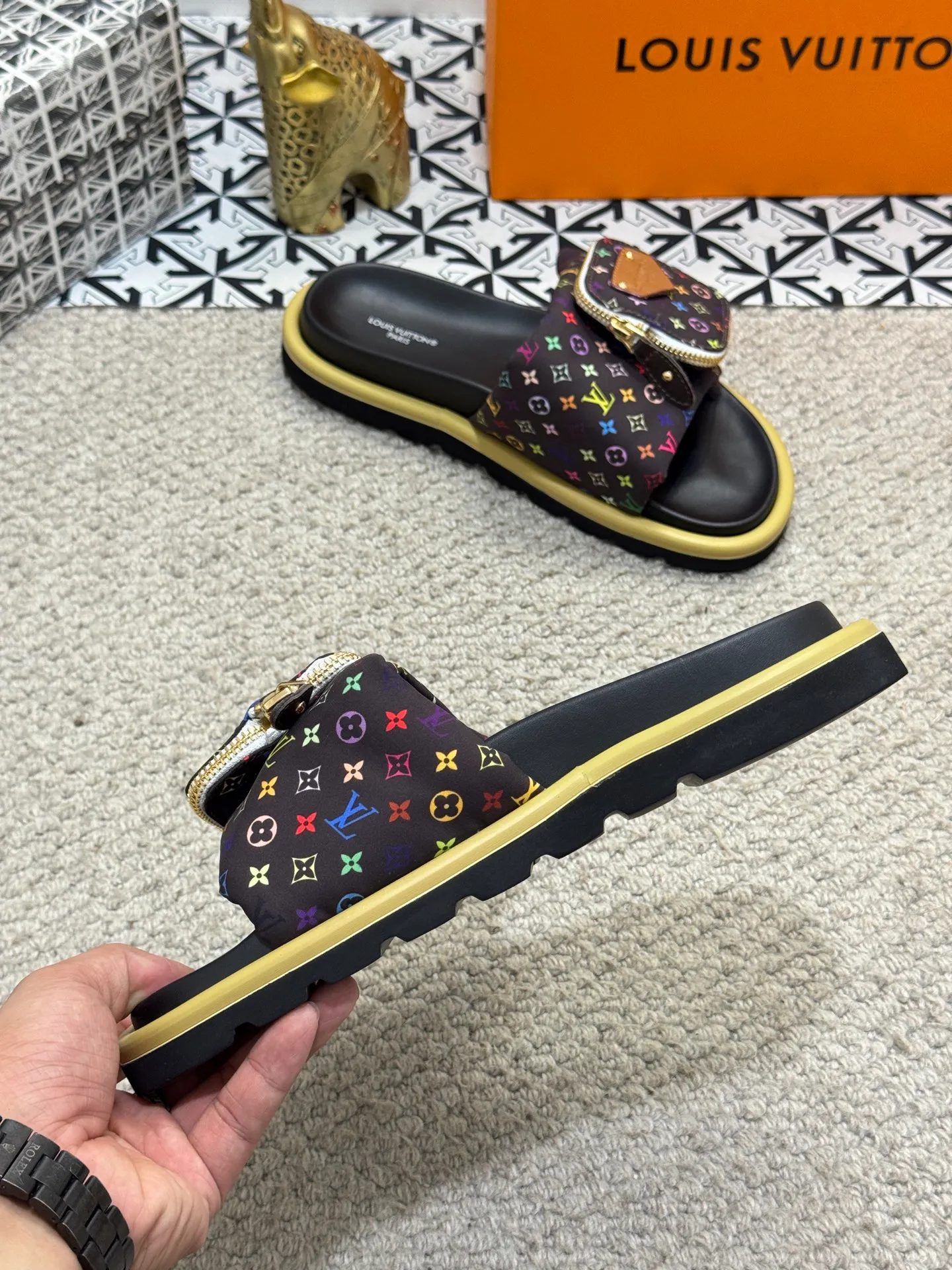 Men's shoes 💰400 [New style] 🦇🦇Top original order [Louis Vuitton] Couple style 👫Spring and summer style🎯🎯As an active family in the fashion industry ⭐ Lv is characterized by bold innovation ⚡Fabric down cloth🔥 Combined outsole, clean and tidy ⚡Fashionable and generous🌹Multiple colors available..Size: 36-44 (45 customized